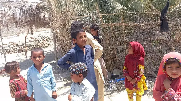 لوله کشی آب روستای شیرآباد در سیستان و بلوچستان، لنگ 30 میلیون تومان مانده است / حتی برای غسل جنازه هم آب نداشتند! + فیلم