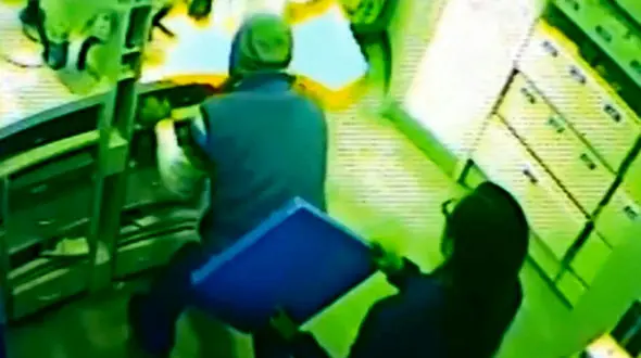 کتک خوردن قهرمان بوکس از 4  زن+فیلم و عکس