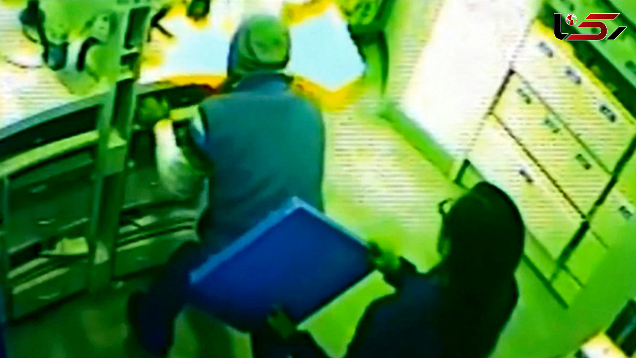 فیلم کتک خوردن قهرمان بوکس از 4 فروشنده زن در داروخانه + عکس