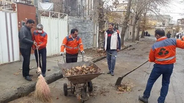 شهردار بروجرد دست به جارو شد + عکس