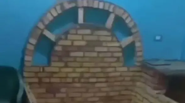 فیلم ابتکار یک جوان عراقی برای صرفه‌جویی /  ساخت تخت‌خواب با آجر!