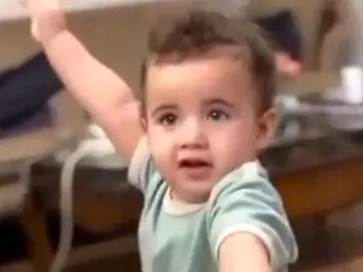 فیلم آوازخوانی شاد/ پسربجه خردسال یک اینچی یطوری آذری میرقصه هر کی دیده قربون صدقه رفته واسش