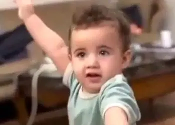 فیلم آوازخوانی شاد/ پسربجه خردسال یک اینچی یطوری آذری میرقصه هر کی دیده قربون صدقه رفته واسش