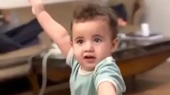 فیلم آوازخوانی شاد/ پسربجه خردسال یک اینچی یطوری آذری میرقصه هر کی دیده قربون صدقه رفته واسش