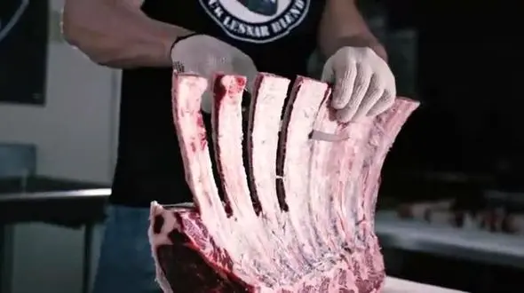 (ویدئو) مهارت تماشایی این سه نفر در برش زدن گوشت گاو 