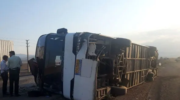 عکس / واژگونی اتوبوس با 20 مسافر در سمنان