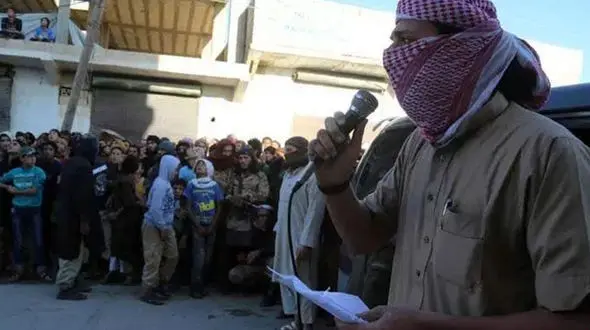 عکس اعدام وحشیانه داعشی ها / مردی را از پشت بام به میان جمعیت پرت کردند!