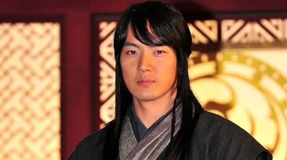 عکس؛ سفر در زمان؛ «بازیگر نقش جومونگ در لباس نظامی» در 39 سالگی؛ سال 1389