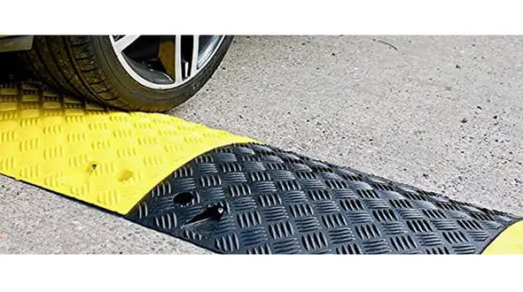 ببینید / تصادف عجیب یک خودروی با سرعت‌گیر خیابان!