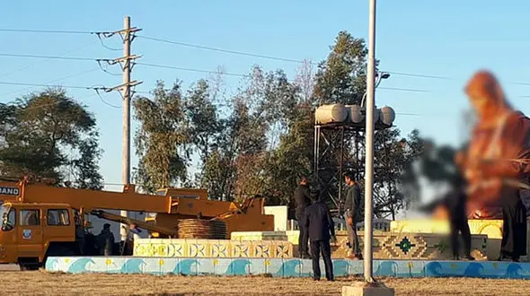 جنجال مجسمه نامتعارف یک زن در میدان دزفول + عکس