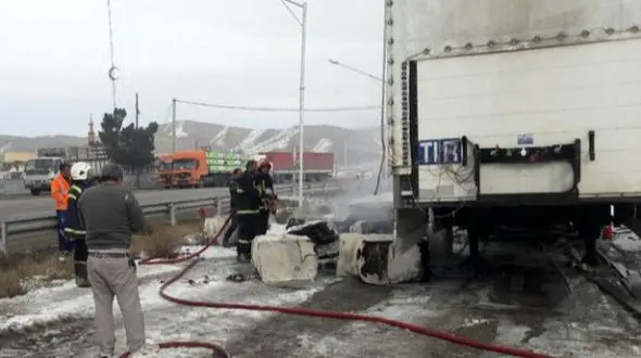 خواب‌آلودگی راننده، کامیون را در آزادراه زنجان-قزوین به آتش کشید