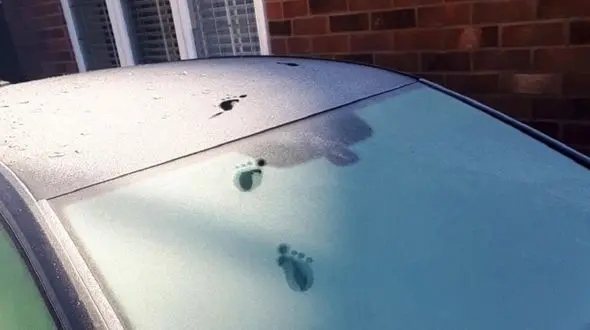 رمز و راز ظاهر شدن ردپای کودکانه عجیب روی اتومبیل
