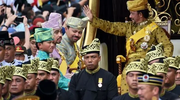 آیا پادشاهان فعلی حرمسرا دارند؟ + جزئیات