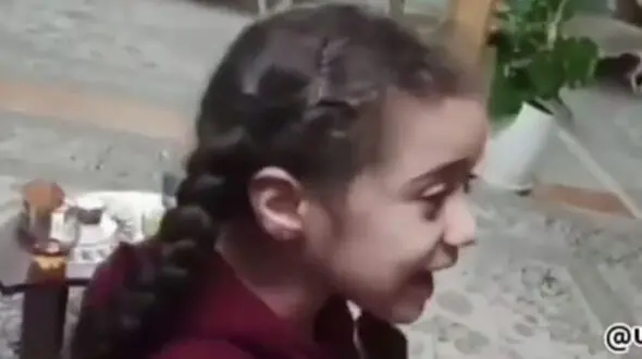 فیلم شیرین زبانی دختر بچه اصفهانی برای دلداری دادن مادربزرگ به خاطر فوت پدربزرگ