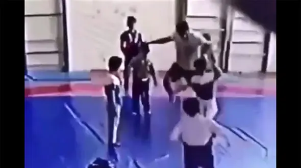 فیلم تلخ تنبیه مرگبار کودک 7 ساله توسط مربی سرشناس / در آذربایجان رخ داد