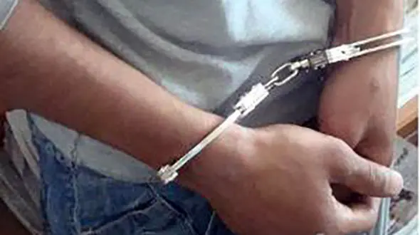 مردی نیمه های شب مغازه های گرگان را رُفت و روب می کرد!