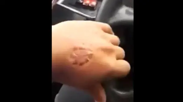 رفتار وحشیانه یک مسافر زن با راننده به خاطر تذکر زدن ماسک + فیلم و عکس