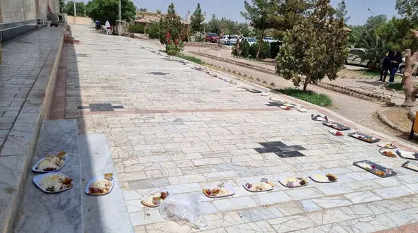 فیلم اعتراض دانشجویان علوم پزشکی زاهدان در پی مسمومیت 100 نفر با غذای سلف / ۲۰ درصد بودجه آموزش عالی صرف غذای دانشجویی می شود!