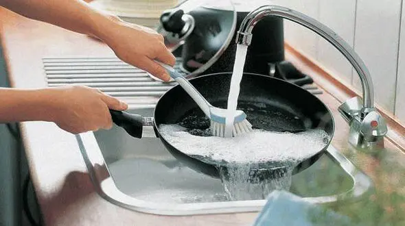 4 روش تمیز کردن قابلمه های سوخته تفلون!