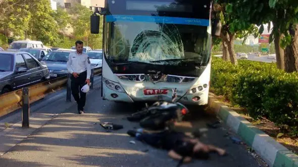 شاخ به شاخ شدن موتور با اتوبوس در اتوبان چمران / موتورسوار در دم جان سپرد +عکس