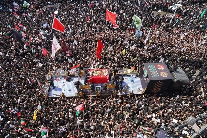 تصاویری از تراکم جمعیت حاضر در میدان ثورةالعشرین نجف اشرف در تشییع پیکر مطهر رهبر شهید انقلاب - 17-4-1405