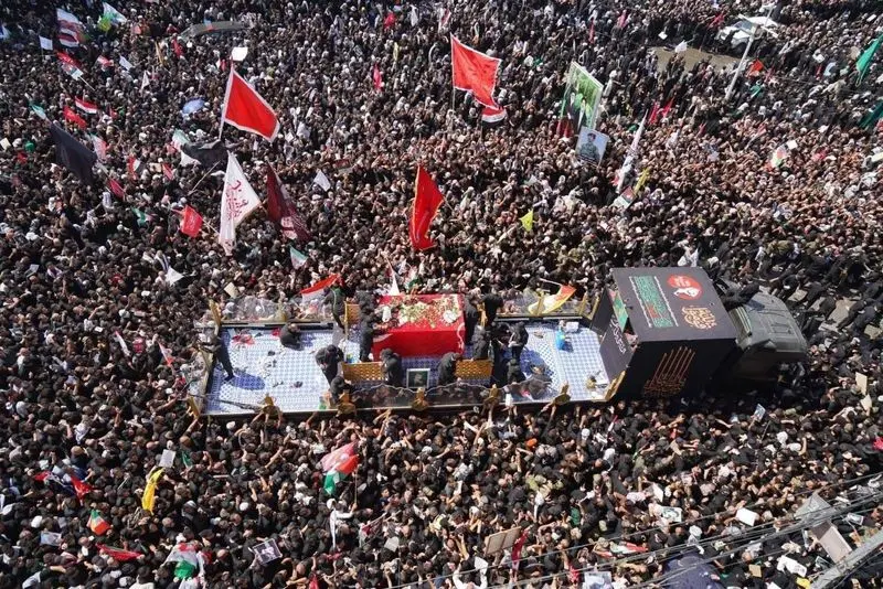 تصاویری از تراکم جمعیت حاضر در میدان ثورةالعشرین نجف اشرف در تشییع پیکر مطهر رهبر شهید انقلاب - 17-4-1405