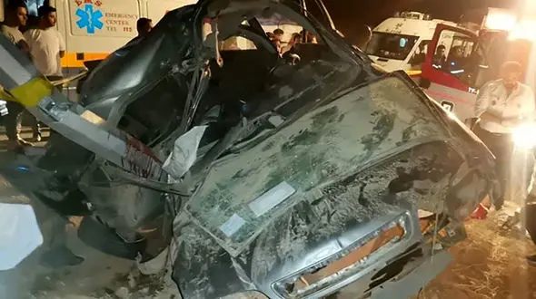 8 کشته و زخمی در تصادف زانتیا با تیرچراغ برق در شیراز