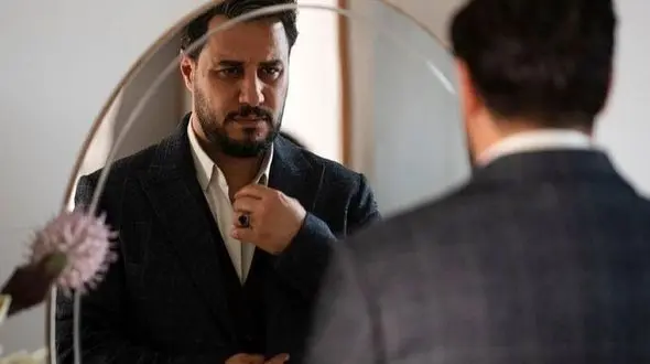 فیلم / نگاهی به ویلای شبیه کاخی جواد عزتی بازیگر سریال وحشی/ 3 طبقه با نمای رومی  و چیدمان مجلل ...