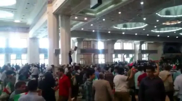 استفاده بدون اجازه از آهنگ های خواننده حامی روحانی در همایش یک کاندیدا دیگر + فیلم