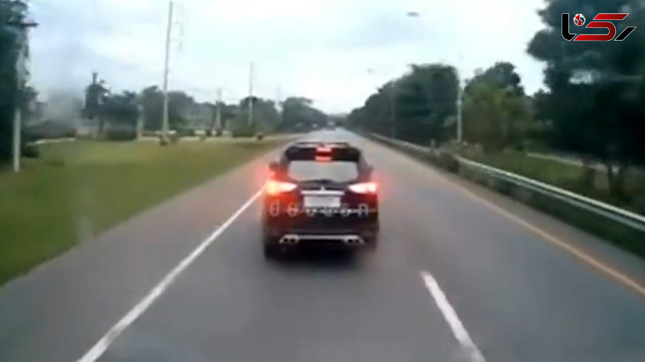 فیلم کل کل راننده خودروی لوکس با کامیون / شاسی بلند به جاده خاکی زد