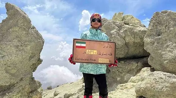 شاهنامه خوانی بانوی کوهنورد بر بام ایران + عکس