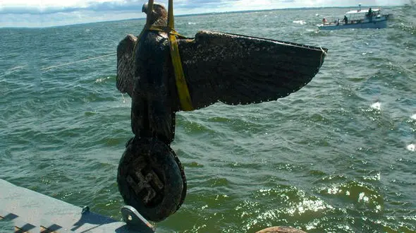 بیرون کشیدن عقاب نازی ها پس از 75 سال از دل دریا +عکس های جالب 