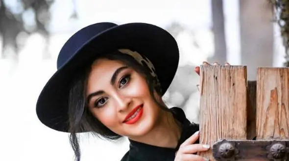 عکس/ استایل فوق العاده شیک و جذاب مریم مومن در ماشین شخصی‌اش/ مثل همیشه باکلاس و مرتب و کلاسیک