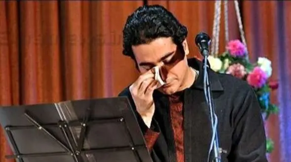 فیلم آواز باشکوه همایون شجریان و سنگ تمام گذاشتم وی  به یاد پدرش با آهنگ غمگین / وصل تو مشکل مشکل...