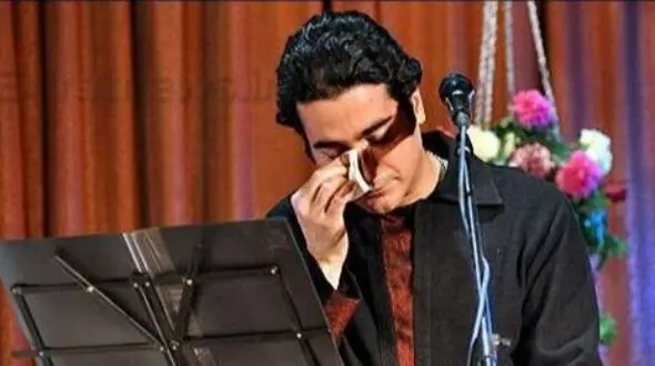 فیلم آواز باشکوه همایون شجریان و سنگ تمام گذاشتم وی  به یاد پدرش با آهنگ غمگین / وصل تو مشکل مشکل...