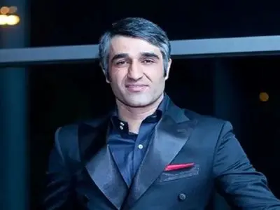 فیلم آواز و رقص و خوشحالی پژمان جمشیدی وقتی برگشته خونه و از ایران میخونه ...