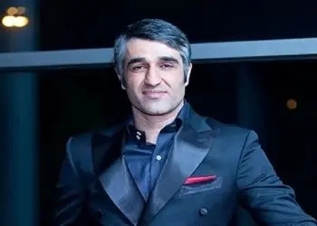 فیلم آواز و رقص و خوشحالی پژمان جمشیدی وقتی برگشته خونه و از ایران میخونه ...