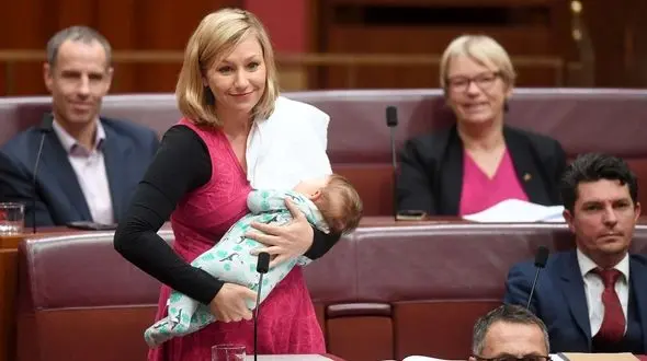 شیر دادن نماینده زن در حال سخنرانی در مجلس! +فیلم