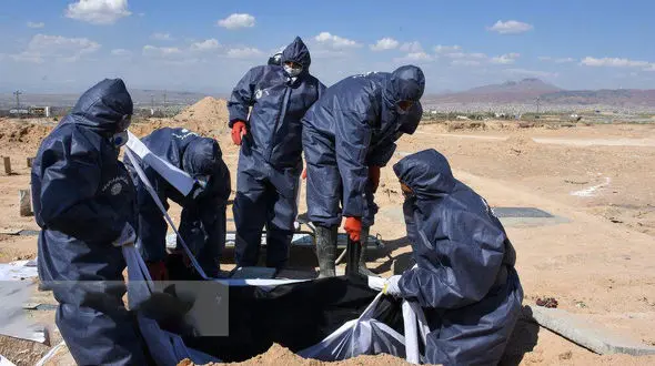 خاکسپاری غریبانه یک کرونایی در تبریز + عکس تلخ