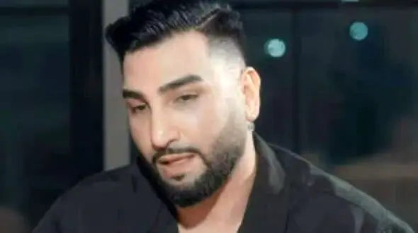 حسین تهی در حال توزیع نذری در روز عاشورا