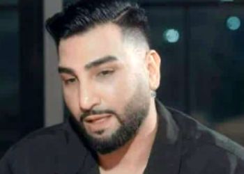 حسین تهی در حال توزیع نذری در روز عاشورا