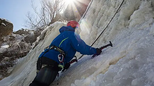 سقوط  وحشتناک یک یخ‌نورد از ارتفاعات جاده کرج-چالوس 