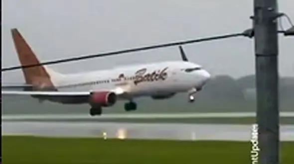 فیلم فرود اضطراری هواپیمای باتیک ایر در اندونزی/ مهارت خلبان از وقوع سانحه جلوگیری کرد