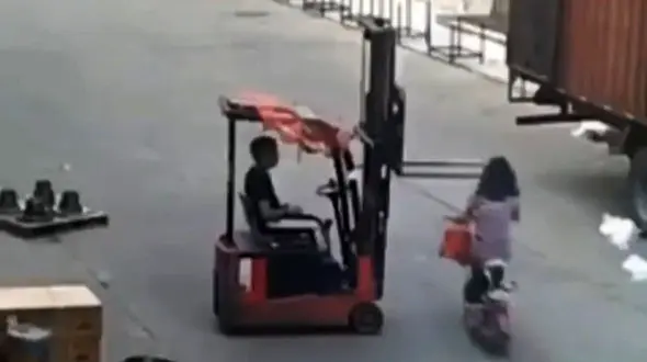 عجیب ترین تصادف یک زن / او کور بود؟! + فیلم