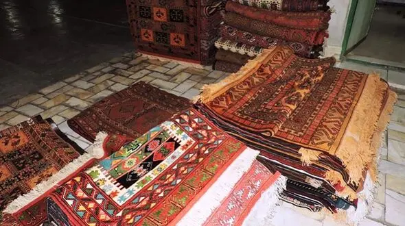 ترفند عجیب سارق مشهدی: با گفتن خوش‌تیپ! / فرش نفیس را برداشت و فرار کرد! + فیلم