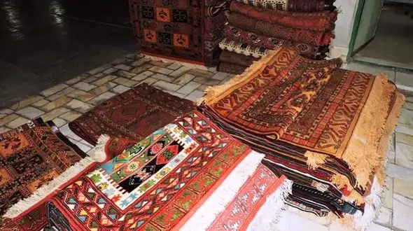 ترفند عجیب سارق مشهدی: با گفتن خوش‌تیپ! / فرش نفیس را برداشت و فرار کرد! + فیلم