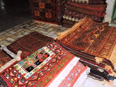 ترفند عجیب سارق مشهدی: با گفتن خوش‌تیپ! / فرش نفیس را برداشت و فرار کرد! + فیلم