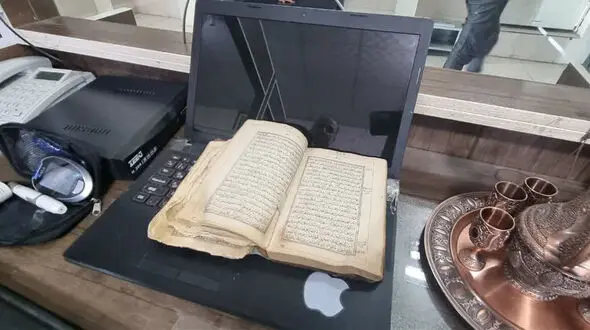 کشف قرآن خطی قدیمی از 2 سارق حرفه ای / آنها گنج های قدیمی را از خانه ای در رباط کریم سرقت کرده بودند