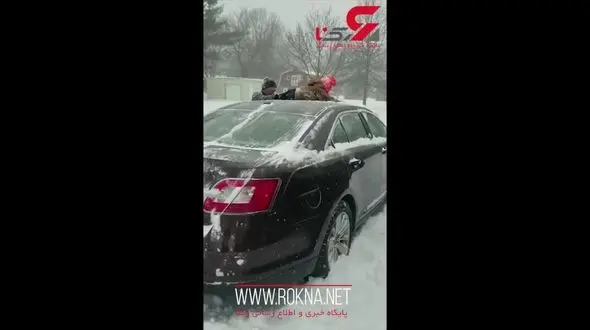 خلاقیت یک پدر در پاک کردن برف ها از روی ماشین+فیلم