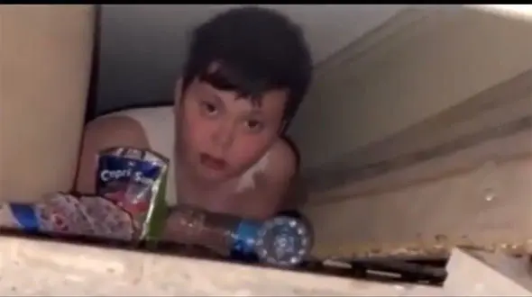 ببینید / دلگرمی دادن پدر به پسر بچه زیر آوار مانده اش در ترکیه + فیلم